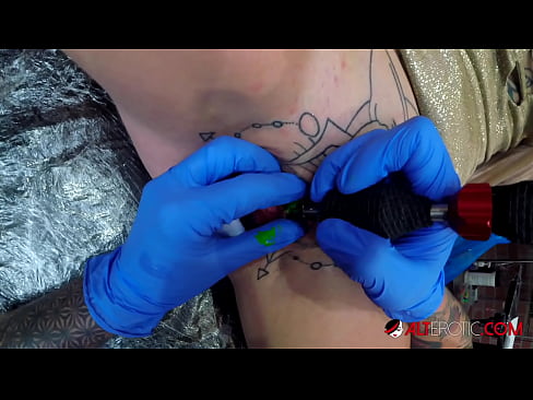 ❤️ Extremadamente tatuado hottie Sully Savage consiguió un tatuaje en su clítoris ☑ Porno en es.rionews.top ❌️