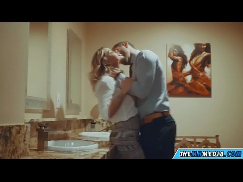 ❤️ Cuando una rubia tetona te seduce en un baño público ☑ Porno en es.rionews.top ❌️